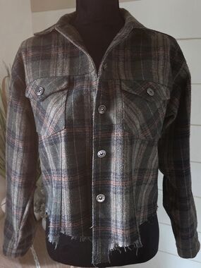 POL XS Green Flannel Crop Top Plaid Cabin Core Shacket Shark Bite Raw Hem Jacket